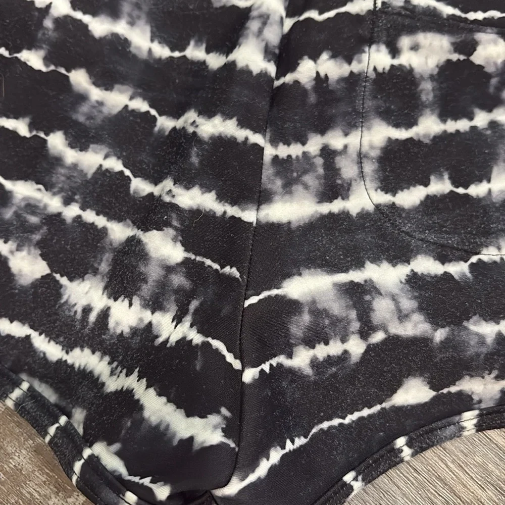 ATHLETA GIRL Girl’s Black White Cannonball Tie Dye Swim Shorts Size 8-10